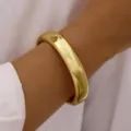 Pulsera brazalete clásica de cúpula de oro pulido con un acabado de espejo ancho - Estilo Liso de Borde Ancho en Forma de Tambor (6630201HB)