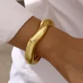 Elegante brazalete abierto dorado ondulado grueso con acabado de espejo en la muñeca - Estilo de Espejo Tambor Ondulado (6630301HB)