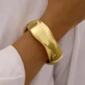 Elegante brazalete ancho de oro con acabado de espejo en forma de tambor para mujer - Brazalete Ancho con Acabado de Espejo (6630801HB) / Dorado