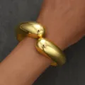 Elegante brazalete ancho dorado con acabado de espejo en forma de tambor y diseño abierto - Brazalete Abierto de Espejo Convexo (6578701HB) / Dorado