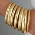 Elegante set de brazaletes anchos de acrílico dorado con acabado de espejo - Juego de 7 Piezas Multiproceso Dorado (6535301HB)