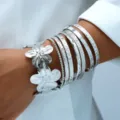 Elegante brazalete de flores en tono plateado y conjunto de pulseras texturizadas para mujer - Juego de Borde Ancho Abierto de Doble Flor Plateado (6567702HB)