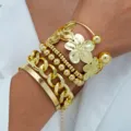 Conjunto de brazaletes dorados estilo bohemio con motivos florales y cadenas de eslabones - Juego de 4 Brazaletes Apilables de Flor Pulida Dorado(6586601HB)