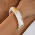 Brazalete grueso de resina marmoleada en crema y ámbar con un elegante acabado pulido - Brazalete Ancho de Resina con Patrón de Mármol Blanco Crema(6586401)
