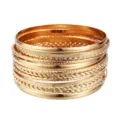 Set de brazaletes dorados apilables con texturas trenzadas y acabados de espejo lisos - Combo de Textura de Varias Capas Dorado (6322701HB)