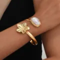 Brazalete abierto dorado exagerado con flor y perla barroca de resina para mujer - Estilo de Perla Artificial y Flores (6515901HB) / Dorado