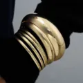 Juego de brazaletes anchos dorados brillantes con efecto espejo sobre manga negra - Espejo Abierto Dorado de Varias Especificaciones (6546601HB)