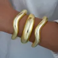 Brazalete dorado irregular de resina acrilica ondulada con acabado de espejo brillante - Juego de 3 Piezas Ondulado Dorado (6579601HB)