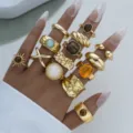 Vista detallada de un conjunto de anillos dorados vintage con piedras de colores - Juego de Anillos Vintage con Piedras Semipreciosas (6727101HB)