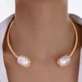 Elegante collar rígido dorado con detalles de perlas barrocas sintéticas irregulares. - Gargantilla Abierta Dorada Perla Artificial Barroca (6701901) / Dorado