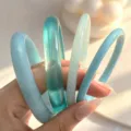 Brazaletes de resina acrílica azul con acabado jaspeado y gelatina translúcida. - Estilo de Textura de Mármol Azul (6656601)