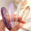 Juego de brazaletes de resina acrílica lisa en colores púrpura, blanco y ámbar - Juego de 4 Brazaletes de Resina Púrpura/Blanco/Ámbar (6532805)