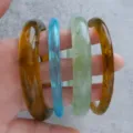 Juego de cuatro elegantes brazaletes de resina acrílica traslúcida con patrones de mármol - Juego de 4 Brazaletes de Resina Ámbar/Azul/Verde (6532806)