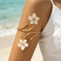 Primo piano di bracciale da braccio regolabile dorato con fiori in smalto bianco - Stile Fiore Bianco Motivo Marmo (6739201HB)