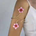 Elegante bracciale regolabile in oro con fiori di ciliegio in smalto rosa - Stile Fiore Sfumato Rosa (6739202HB)