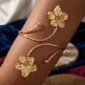 Vista dettagliata di un elegante bracciale da braccio a fiore d'oro sul braccio - Stile Fiore in Oro Spazzolato (6739301HB)