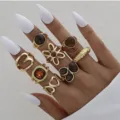 Primer plano de set de anillos dorados vintage con motivos de corazón y flores - Estilo de Flor de Corazón (6726801HB)