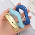 Juego de tres brazaletes geométricos irregulares en oro y resina azul marmoleada - Juego de 3 (6579604HB) / Dorado, Azul Claro, Azul Oscuro (6579604HB)