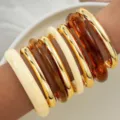 Elegante conjunto de brazaletes de metal dorado brillante y resina acrílica gruesa - Juego de 3 Brazaletes Gruesos de Oro/Resina Mixta (6661801HB)