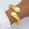 Brazalete ancho de resina acrílica dorada con un acabado de espejo y textura martillada - Estilo Ancho Abierto de Gota de Agua y Onda (6639401HB)