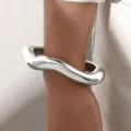 Brazalete plateado ondulado con efecto espejo, pulsera de resina moderna para mujer - Estilo de Ola Fluida Plata Brillante (6485402HB)