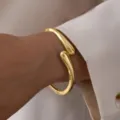 Elegante brazalete abierto con acabado de espejo dorado y una forma orgánica única - Brazalete Abierto de Espejo Asimétrico (6269501HB) / Dorado