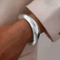 Brazalete abierto plateado efecto espejo, diseño minimalista y extragrande. - Brazalete Abierto de Espejo Borde Ancho (6398402HB) / Plateado