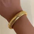 Elegante pulsera de brazalete ancho acanalado en tono dorado hecha de resina acrílica - Brazalete Ancho Abierto de Espejo Nervado (6318701HB-9.5MM) / Dorado