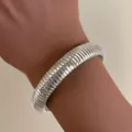 Brazalete rígido de plata con textura acanalada y acabado metálico de espejo brillante - Brazalete Ancho Abierto de Espejo Nervado (6318702HB-9.5MM) / Plateado