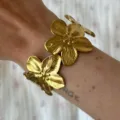 Brazalete abierto con flores metálicas doradas de gran tamaño para joyería de moda - Brazalete Abierto de Flores Doradas (6464901)