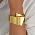 Brazalete ancho geométrico moderno con acabado de espejo dorado para mujer elegante - Brazalete Dorado Geométrico Asimétrico (6554101HB)