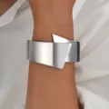 Brazalete abierto ancho plateado con acabado espejo y diseño geométrico superpuesto - Brazalete Plateado Geométrico Asimétrico (6554102HB)