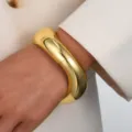 Brazalete ancho dorado pulido con un acabado de espejo minimalista de alto brillo - Brazalete de Espejo de Borde Ancho Dorado (6578801HB)