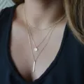 Collier triple rangs dore avec chaine a billes, pendentifs disque et barre sur modele - Style Disque Barre (5305701)