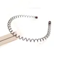 Primo piano di cerchietto a spirale in metallo nero con design a onde flessibile per uomo - Stile Cavo Telefonico (F0206)