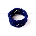 Detailopname van een marineblauwe naadloze elastische haarelastiek met ajourpatroon - Opengewerkt Marineblauw