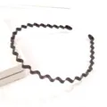 Vista dettagliata di un elegante cerchietto ondulato in metallo nero per lo styling maschile - Stile Ondulato da 6mm (F0205)