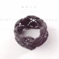 Detailopname van een dikke grijze gevlochten elastische haarelastiek met naadloos ontwerp - Hollow Dark Gray