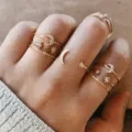 Squisito set di 7 anelli vintage color oro con stelle e lune impilabili per donne - Stile Stella Splendente Mezzaluna (5762)
