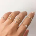 Splendido set di 7 anelli minimalisti con stelle e luna in finitura oro per donne - Stile Stella Luna Fila di Strass (5764)