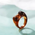 Elegante anello in resina marrone scuro traslucido a forma di frutto dal design intagliato - Taglia unica / Stile Marrone Ambra (5452902)