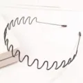 Cerchietto per capelli in metallo nero ondulato per lo styling maschile quotidiano - Stile Curvo verso l'Interno (F0210)