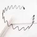 Cerchietto in metallo nero a zig-zag con punte antiscivolo per sport o tempo libero. - Stile a Grandi Onde (F0209)