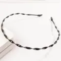 Cerchietto sottile in metallo ondulato nero da uomo con design semplice e antiscivolo - Stile Spirale Nera (F0211)
