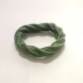 Dikke elastische groene haarring met gedraaid naadloos ontwerp voor haarstyling dames - Brede Geribbelde Donkergroen