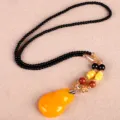 Élégant long collier de style ethnique avec pendentif renard jaune et perles colorées. - F0167 Forme de Renard