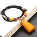 Sautoir ethnique fait main avec un pendentif en résine ambre jaune vintage - F0172 Trapèze