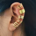 Set de 5 earcuffs dorados minimalistas sin perforación con diseños de hojas y capas - Estilo de Hoja Calada Dorada de 5 Piezas (54214) / Dorado