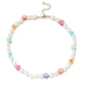 Vue rapprochée d'un collier de perles blanches avec des breloques en fleurs colorées - Collier de Fleurs en Argile Coloré (54271)