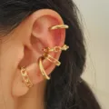 Set de cinco pendientes ear cuff dorados con cadena y forma de C lisa para mujer - Estilo de Uso Apilado de 5 Piezas (53968HB) / Set de 5 piezas / Dorado
